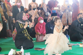 Grand Final Lomba Kolase dan Fashion Show, Bupati Ikfina Siapkan Kado HUT RI Ke Satu Abad