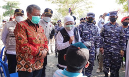 TNI Sasar Vaksin 3000 Masyarakat Maritim di Pantura Lamongan