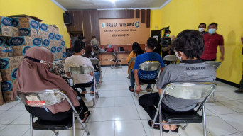 Razia Kos, Petugas Amankan Pasangan Mesum dan Pengguna Narkoba