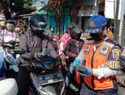Satgas Inpres Jember Bagi-Bagi Masker
