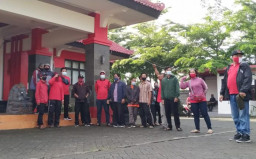 Puluhan Mantan Outsourcing Luruk Kantor DLH Blitar