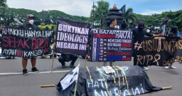 Ratusan Aremania Turun ke Jalan Gelar Aksi Damai