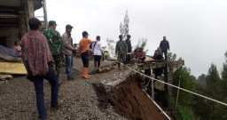 Hujan Deras Sebabkan 3 Titik di Probolinggo Longsor