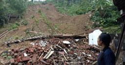 Tebing Longsor, 32 KK di Trenggalek Mengungsi