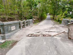 Belum Sebulan Dibangun, Jembatan di Magetan Ambles