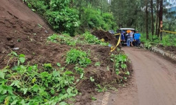 Jalur Bromo Tertutup Longsor