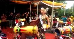 Miss Universe Switzerland Ikut Peringati HUT Tulungagung