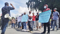 Puluhan Pekerja Outsourcing Pemkot Blitar Gelar Demo
