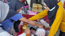 Operasi Pasar di Madiun Diserbu Emak-emak