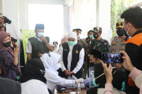 Tinjau Vaksinasi di Ponpes Lirboyo, Gubernur Khofifah Apresiasi Atusiasme Para Santri