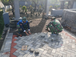 Wujudkan Lingkungan Sehat, TNI Bersama Masyarakat Lakukan Karya Bakti