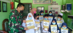 Memperingati HUT RI -76, Koramil 0816/16 Waru Laksanakan Bakti Sosial Menyantuni Anak Yatim