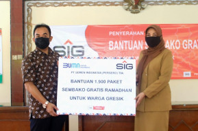 SIG Bagikan 1.900 Paket Sembako Kepada Warga 9 Kelurahan di Gresik