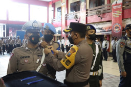 Kapolres Blitar Sematkan Pita Kepada Petugas dalam Gelar Apel Operasi Zebra Semeru 2022