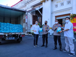 Polrestabes Surabaya Terima Sumbangan 4 Ton Beras Untuk Masyarakat Terdampak PPKM