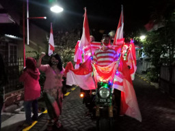 Rayakan Kemerdekaan, Warga RMB Bagikan Nasi Kuning