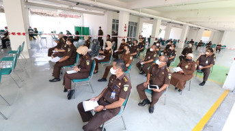 Pegawai dan Keluarga Besar Kejati Jatim Jalani Vaksinasi Booster