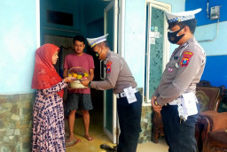 Peringati Hari Lalu Lintas, Satlantas Polres Gresik Sambangi Korban Laka