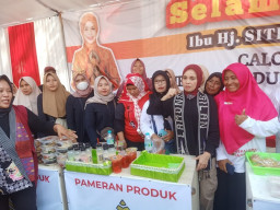 Atikoh Sambangi Pelaku UMKM, Ajak Ibu-ibu Lamongan Terus Bahagia dan Bermanfaat