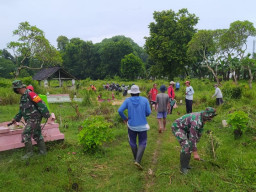 Pemdes dan Masyarakat Yoso Kidul Gotong Royong Bersihkan TPU