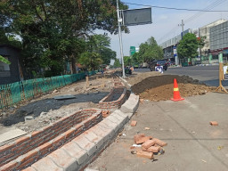Kejar Target Proyek Akhir Tahun Trotoar Jalan Gus Dur Jombang, Kontraktor: Gak Bakalan Diputus Kontrak?