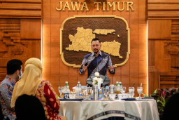 Momen AHY Pakai Batik Suroboyo Saat bertemu Gubernur Khofifah