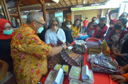 Indah Kurnia Sukses Dorong Pelaku UMKM Manfaatkan Sistem Pembayaran QRIS