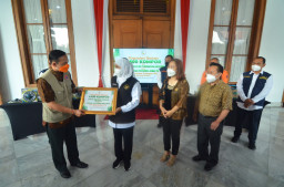 Gubernur Khofifah Bersama Sangha Bhikkhuni Theravada Indonesia Salurkan Bantuan Kompor Untuk Pengungsi Semeru