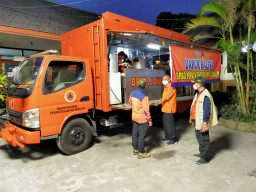 Pastikan Kebutuhan Gizi Anak dan Balita Pengungsi Terpenuhi, Gubernur Khofifah Bangun Dapur Umum Khusus