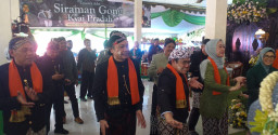 Dengan Tema Maju Bersama Sejahtera Bersama, Bupati Blitar Lakukan Kegiatan Siraman Gong Kyai Pradah di Alun Alun Desa Sutojayan Kabupaten Blitar