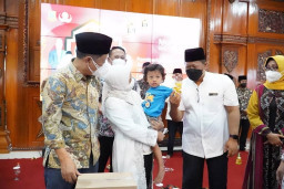 Peluk Anak Yatim Korban Pandemi Covid-19, Wali Kota Ning Ita Berlinang Air Mata