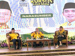 Sarmuji Bicara Pilpres di depan Peserta Kursus Politik Anak Muda AMPG