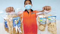PNS yang Eksis Geluti Bisnis Keripik Tempe