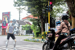 Manusia Silver yang Rajin Bersedekah di Masjid dan Panti Asuhan