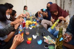 Aksera Ajak Masyarakat Bermain Cat dan Tanah Liat