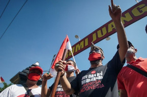 Arek Suroboyo Marah Dianggap Gatot Demo Bayaran