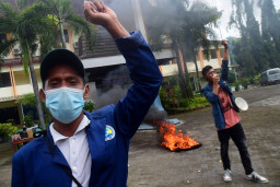 Mahasiswa Unitomo Aksi Teatrikal Menuntut Pengurangan SPP