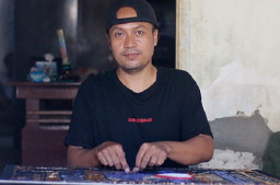 Rela Jual Mahar, Kini Eksis Lewat Kerajinan Tangan