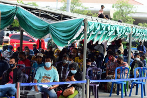 Penumpukan Penumpang Antre Rapid Antigen di Juanda