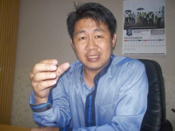 Awey: Kenapa Sekalian tak Sujud Depan Presiden?