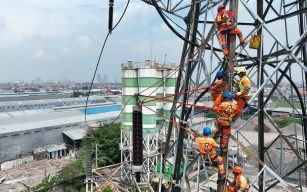 Cegah Potensi Penyebab Gangguan, PLN Lakukan Pekerjaan Jalur Suplai Utama Menuju Madura