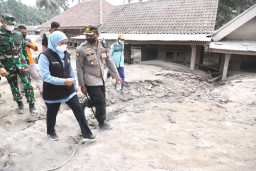 Gunung Semeru Meletus, Khofifah Minta Bupati dan Wali Kota Gotong Royong Bantu Kabupaten Lumajang