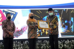 Gubernur Khofifah Berikan Penghargaan kepada BKKBN Jatim
