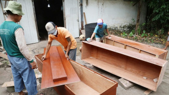 Kuwalahan Terima Pesanan Peti Mati