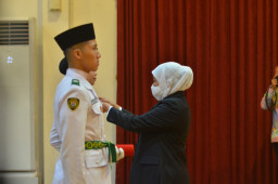 Gubernur Khofifah Kukuhkan 1.147 Purna Paskibraka Jadi Duta Pancasila Jatim