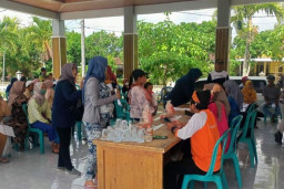 Bapanas Salurkan Bansos Daging Ayam dan Telur di Banyuwangi