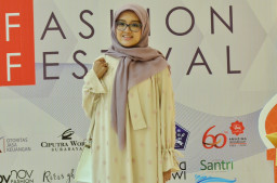 Usung Batik Sampang, Desainer Fiky Aisha Pamerkan Enam Busana di Ajang EJMFF