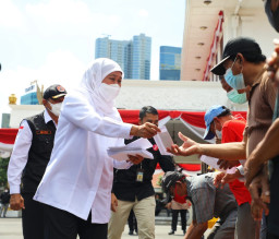 Syukuran 76 Tahun Provinsi Jatim, Gubernur Khofifah Bagi-Bagi Ratusan Paket Sembako