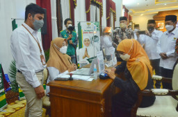Gubernur Khofifah Bersama Jajaran OPD dan BUMD Serahkan Zakat Melalui Baznas