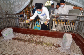 Ziarah Makam Syekh Umar Sumbawa, Fahri Hamzah Resmikan Gapura Makam